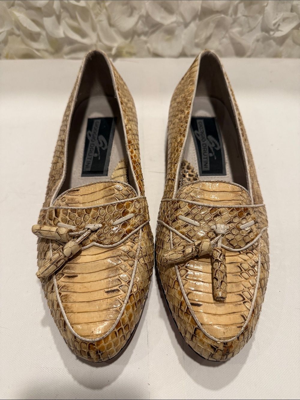 Giorgio Brutini Women's Beige Croc-Embossed Tassel Loafers